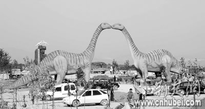 鄖縣恐龍博物館今日開(kāi)館 - 自貢燈會(huì)彩燈,燈會(huì)彩燈界的行業(yè)門戶網(wǎng)站,聚合彩燈企業(yè)提供最全的彩燈會(huì)燈展花車信息,搜羅展會(huì)活動(dòng)信息和歷屆燈會(huì)集錦